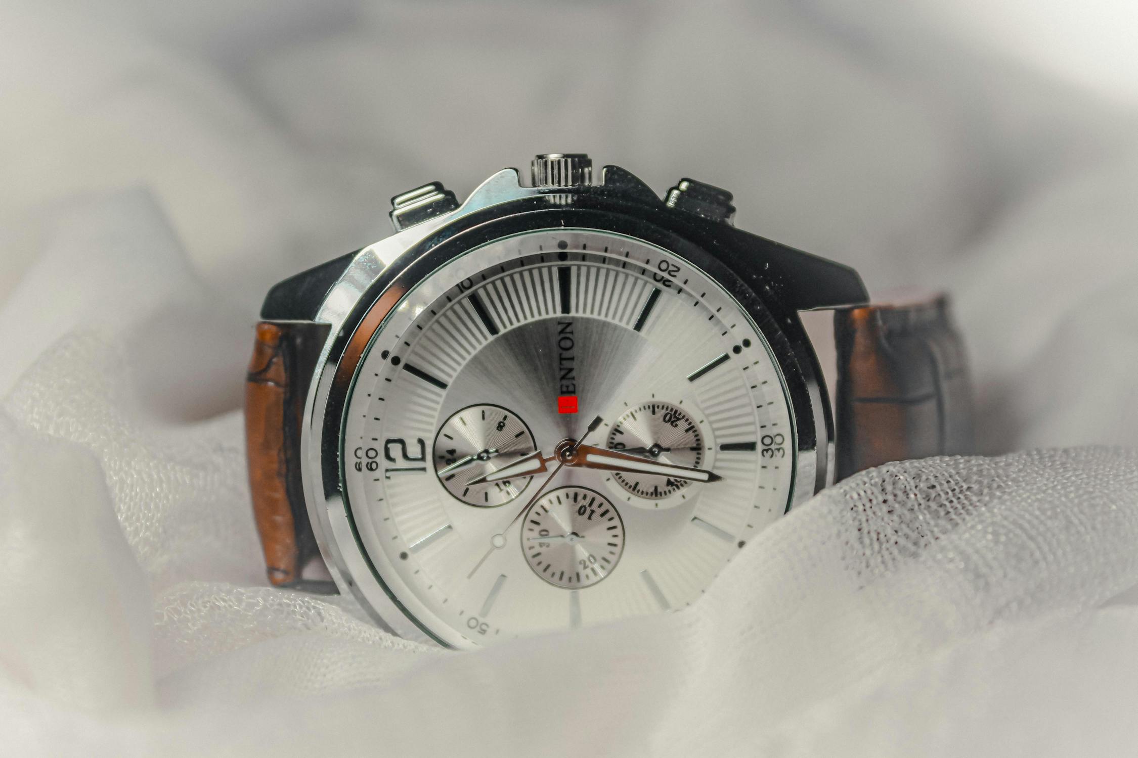 Reloj artesanal con correa de cuero